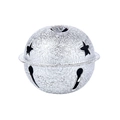 Detailopname van een zilveren kerstbel met steropeningen en glitterende textuur - Zilver Matte Ster Uitsparing Stijl