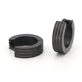 Mattschwarze Edelstahl Creolen mit drei parallelen Rillen auf weißem Hintergrund - Schwarzer Huggie mit Dreifacher Matte Rille (Style-27)