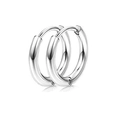 Poliertes Set aus silbernen Edelstahl-Creolen auf weißem reflektierendem Hintergrund - Stil A Silber