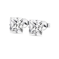 Detailansicht silberner quadratischer Ohrstecker mit klassischer Vier-Krallen-Fassung - Silber Quadratisch Zirkonia Stil (Stil D)