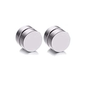 Détail des boucles d'oreilles magnétiques argentées au design cylindrique et minimaliste - Argent Cylindre Magnétique