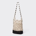 Borsa a spalla fatta a mano con perline di legno avorio e nere e motivo a rete intrecciata - Medio (BB250026-2) / Bianco e Nero