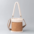 Secchiello in ecopelle marrone con finiture in pile crema e tracolla regolabile - Medio / Marrone Patchwork Beige (ES23004-1)