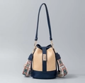 Sac seau tissé beige avec bordure en cuir bleu marine et bandoulière tissée géométrique - 17.5*13*22CM / Bleu foncé