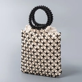Handgefertigte Perlenhandtasche mit geometrischem Blumenmuster und schwarzen Griffen - Weiß mit schwarzen Perlen