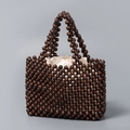 Handgefertigte Handtasche aus dunkelbraunen Holzperlen mit cremefarbenem Leinenbeutel - Kaffeebraun