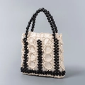 Borsa a mano artigianale con perline nere e bianche e manico in perle stile geometrico - Nero & Bianco