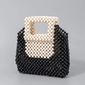 Bolso de mano artesanal con cuentas de madera en contraste negro y blanco roto - 21cmx4.5cmx21cm / Negro + Blanco Leche