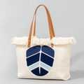 Boho-Tote-Bag in Cremeweiß mit blauer Stickerei, Quasten und braunen Ledergriffen - Abstrakter Collagenstil (YX23006-2) / Gebrochenes Weiß