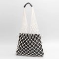 Sac en filet tissé contrasté noir et blanc avec poignée en cuir pour vacances à la mer - Noir