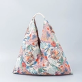 Dreieckige Tragetasche mit buntem Leoparden-Blumen-Jacquard und Tigermotiv - Tiger Tropenblumen (F9150-4)