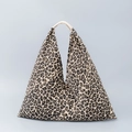 Leopard-Canvas-Unterarmtasche in Dreiecksform mit cremefarbenem Griff und Schnalle - Klassisches Leopardenmuster (F9150-6)