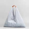 Bolso de mano triangular de felpa gris claro con asa de cuero marrón y cierre metálico - Gris claro / 58*58cm