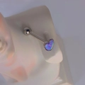 Stud de langue 14G en acier inoxydable avec coeur en opale violette sur modèle d'oreille - 12mm / Opale Violette