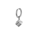 Gros plan détaillé d'une boucle d'oreille en acier argenté avec pendentif dé 3D - Boucle d'Oreille Dés (Style N)