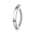 Makroaufnahme von silber poliertem Edelstahl Bauchnabelpiercing auf weißem Hintergrund - Minimalistischer Glatter Stil / 1.6x10mm / Silber