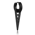 Détail d'une boucle d'oreille punk noire avec long pendentif triangle et cercles évidés - Style triangle long ajouré (Style-8) / Noir