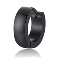 Gros plan d'une boucle d'oreille en acier inoxydable noir mat avec fermoir à charnière - Anneau Mat Minimaliste (Style-5) / Noir