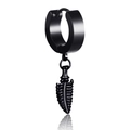 Gros plan d'une boucle d'oreille créole noire avec un pendentif plume en acier titane - Style de Pendentif en Forme de Plume (Style-18) / Noir