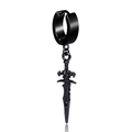 Gros plan sur la boucle d'oreille poignard noire punk avec gravure et reflet sur fond blanc - Boucles d'oreilles pendantes dague (Style-19) / Noir