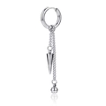 Détail d'une boucle d'oreille argentée avec pointe punk en métal et une chaîne pendante - Style Cône Double Chaîne 2