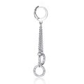 Détail de la boucle d'oreille pendante argentée avec chaîne et anneaux au style industriel - Style Triple Chaîne Anneau 3