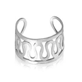 Dettaglio macro dell'anello ondulato argento con fascia aperta e finitura metallica - Argento (Stile Cinque)