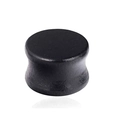 Gros plan d'un plug d'oreille évasé en bois d'ébène noir avec texture mate naturelle - Style Selle Noir / 8mm