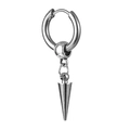 Dettaglio di un orecchino in acciaio inossidabile argento con pendente a punta lunga - Silver Minimalist Long Cone Spike Earring