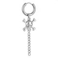 Dettaglio orecchino punk argento con pendente a teschio e catena sottile in acciaio inox - Silver Skull Rhinestone Chain Earring