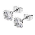 Vista dettagliata di orecchini a lobo con zirconi rotondi, montatura a quattro griffe e chiusura farfalla - Stile Zirconia a Quattro Rebbio / Argento / 2mm