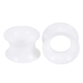 Makro-Detail von weißen, flexiblen Silikon-Ohr-Tunnels im Doppel-Flared-Design - Hohl Tunnel Stil / 3mm / Weiß