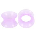 Makro-Detail von fliederfarbenen Silikon-Ohr-Tunnels mit Double-Flared-Design - Hohl Tunnel Stil / 3mm / Lila