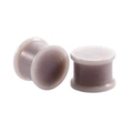 Makroansicht der grauvioletten, lichtdurchlässigen Silikon-Ohr-Plugs mit Doppelflare - Hohl Tunnel Stil (1 Paar) / 3mm / Grau