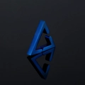 Minimalistischer geometrischer Dreieck-Ohrklemme in blauem Metallic auf Reflexionsfläche - Blau