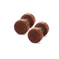 Vue détaillée des boucles d'oreilles en bois brun-rouge avec une barre en métal noir - 6mm / Acajou