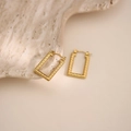 Dettaglio di orecchini rettangolari placcati oro 18k con motivo a rilievo a greca - Stile Rettangolare Greca (EH234)