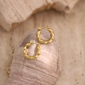 Dettaglio ravvicinato di orecchini a cerchio dorati con texture effetto bambù - Design Cerchio Bambù Spesso (EH332)