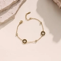 Dettaglio del bracciale in acciaio placcato oro 18K con anelli neri e pietre di zirconia - Anello Nero Zirconia (SL052-4)