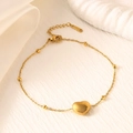 Dettaglio del bracciale in acciaio inossidabile dorato con cuore, perle e chiusura a moschettone - Stile Cuore e Perline (SL041)