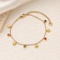 Dettaglio del bracciale in acciaio dorato 18K con ciondoli a quadrifoglio e zirconi colorati - Stile Trifoglio (SL053-19)