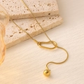 Dettaglio della collana a serpente placcata oro 18K con fibbia ovale e pendente a sfera - Collana Lariat con Anello Irregolare e Sfera (XL106)