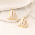 Dettaglio macro di orecchini a triangolo in oro 18K con smalto bianco effetto marmo - Triangolo / Bianco