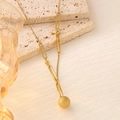 Dettaglio collana placcata oro 18K con ciondolo a sfera opaca su base in pietra - Pendente a Sfera Satinata con Catena Combinata (XL107)