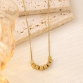 Collana minimalista in acciaio al titanio placcato oro 18K con sette pendenti a cubo - Collana a Sette Cubi d'Oro Collegati (XL108)