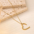 Dettaglio di una collana con ciondolo a cuore vuoto minimalista placcato oro 18K - Collana con Ciondolo a Cuore Grande Vuoto (XL109)