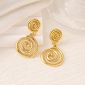 Dettaglio di orecchini a spirale dorati su elegante sfondo in raso bianco di lusso - Stile Geometrico a Spirale (EH465)