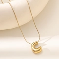 Ciondolo lettera C a bolla in oro 18 carati su una sottile collana a catena - Lettera C Stile Bolla (XL152-C)
