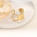 Dettaglio dell'anello regolabile in oro 18K con trama ondulata su vassoio in ceramica - Stile Foglia con Texture a Onde (JZ009) / Oro