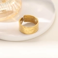 Anello aperto largo in acciaio al titanio placcato oro 18K con finitura martellata unica - Stile Vintage Martellato Allargato (JZ010) / Oro